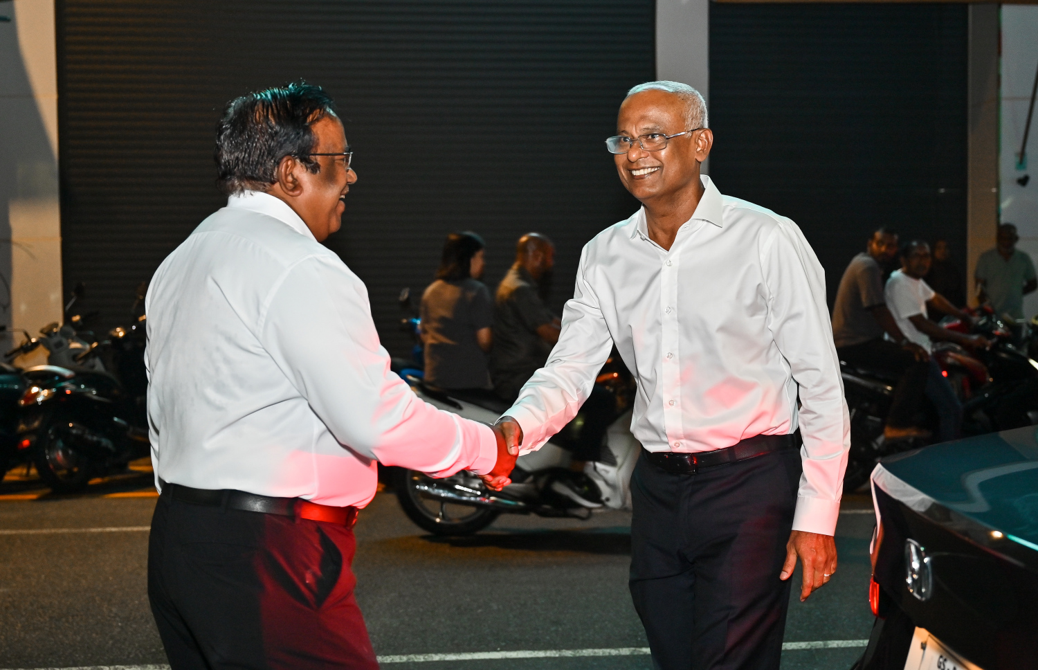 ހޮނިހިރު ދުވަހު ބޭއްވި ކައުންސިލް އިންތިހާބުގައި އެމްޑީޕީން ހޯދި ކާމިޔާބީ ފާހަގަކުރަން ބޭއްވި ޖަލްސާއަށް ކުރީގެ ރައީސް އިބްރާހިމް މުހައްމަދު ސޯލިހް ވަޑައިގަތުމުން އެމްޑީޕީގެ ވަގުތީ ޗެއާޕާސަން އަބްދުލްޣަފޫރު މޫސާ މަރުހަބާ ދަންނަވަނީ --- މިހާރު ފޮޓޯ/ފަޔާޒު މޫސާ