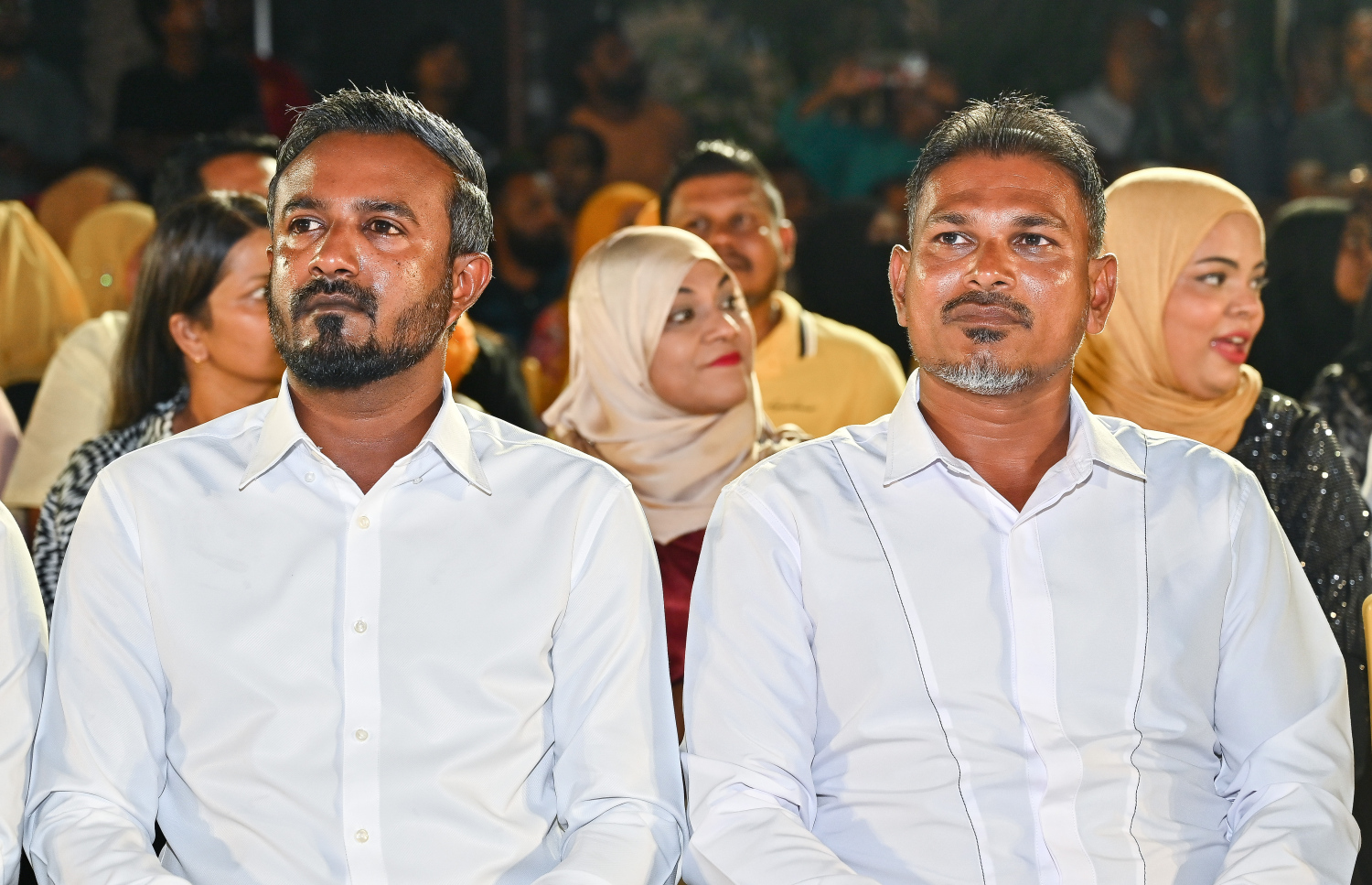 އެމްޑީޕީގެ ކާމިޔާބީ ފާޙަގަކުރަން ރޭ ބޭއްވި ޖަލްސާގައި ތިނަދޫގެ މޭޔަރުކަމުގެ ގޮނޑި ދެވަނަ ފަހަރަށް ކާމިޔާބު ކުރެއްވި ސައުދު އަލީ (ކ) އަދި ކުޅުދުއްފުށީގެ މޭޔަރު ކަމުގެ ގޮނޑި ދެވަނަ ފަހަރަށް ކާމިޔާބު ކުރެއްވި އަހުމަދު އާތިފް (ވ) ބައިވެރިވަނީ --- މިހާރު ފޮޓޯ/ފަޔާޒު މޫސާ