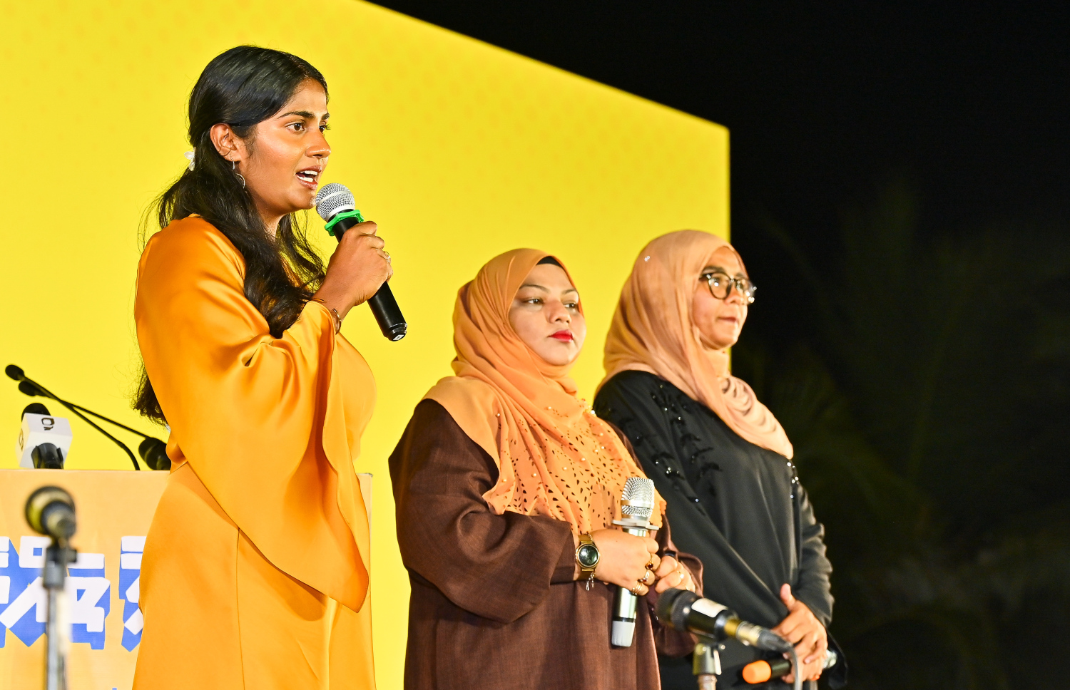 އެމްޑީޕީގެ ކާމިޔާބީ ފާޙަގަކުރަން ރޭ ބޭއްވި ޖަލްސާގައި އައްޑޫގެ އަންހެނުން ކޮމެޓީގެ ރައީސާގެ މަގާމަށް އިންތިހާބުވި ހިޖުރާ ވާހަކަ ދައްކަނީ --- މިހާރު ފޮޓޯ/ފަޔާޒު މޫސާ