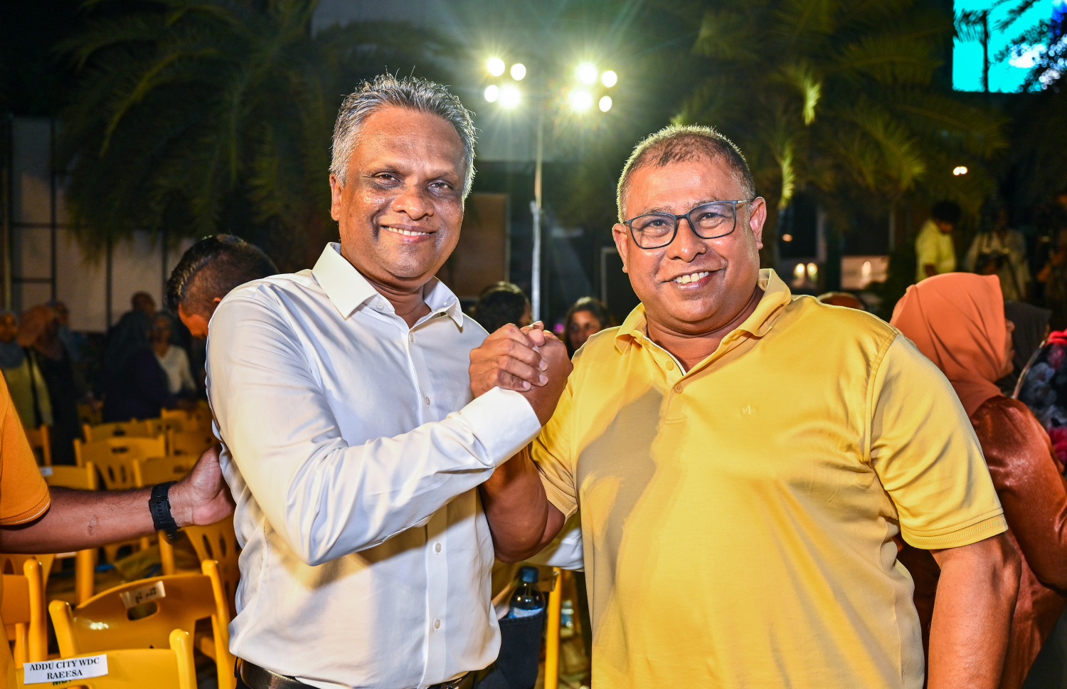 އެމްޑީޕީގެ ކާމިޔާބީ ފާޙަގަކުރަން ރޭ ބޭއްވި ޖަލްސާގައި މިހާރުގެ މޭޔަރު އަދި ދެވަނަ ދައުރު ކާމިޔާބު ކުރެއްވި އާދަމް އާޒިމާއި ކުރީގެ ޓޫރިޒަމް މިނިސްޓަރު އަބްދުﷲ މައުސޫމް ސަލާން ކުރައްވަނީ --- މިހާރު ފޮޓޯ/ފަޔާޒު މޫސާ