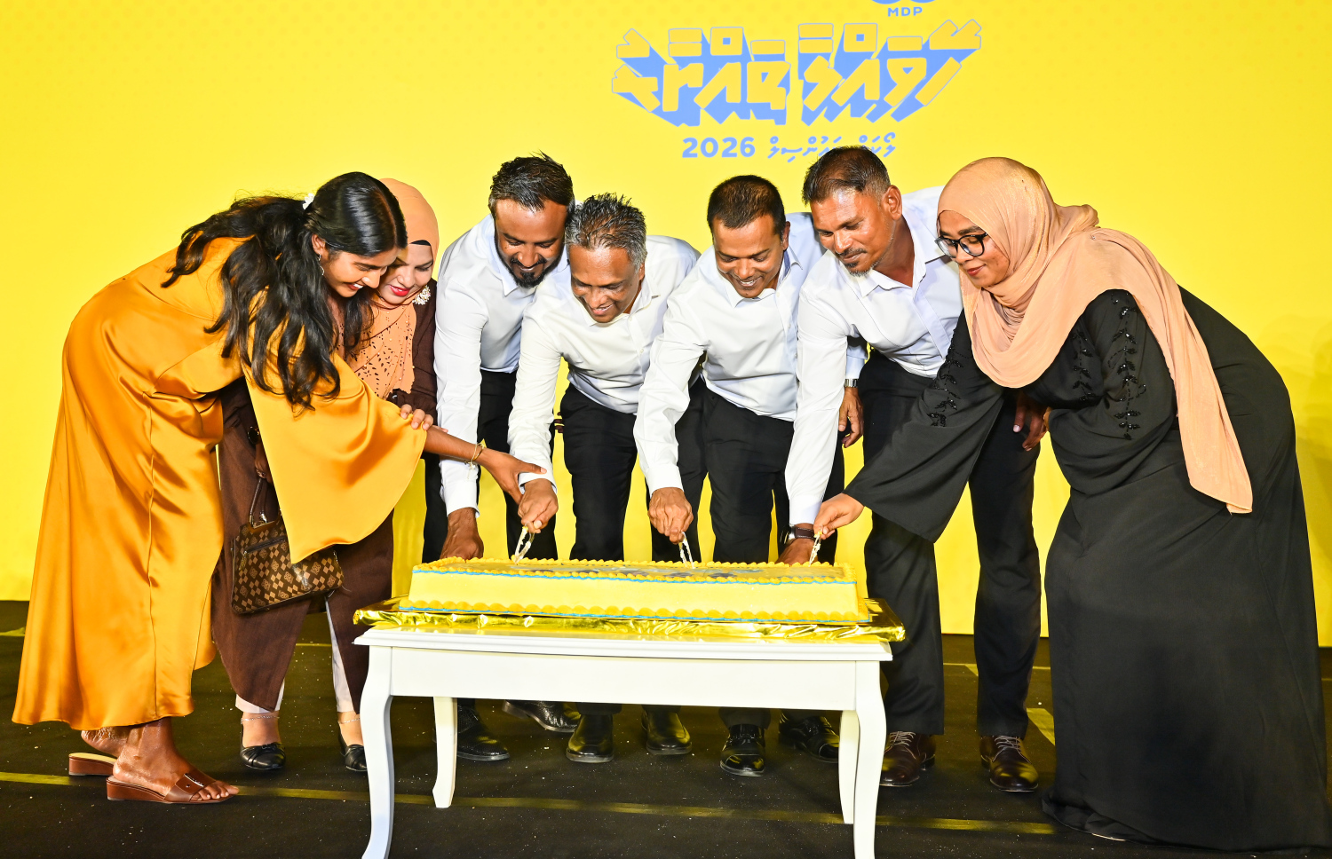 އެމްޑީޕީގެ ކާމިޔާބީގެ ކޭކު ރޭ ފަޅަނީ.--ފޮޓޯ: ފަޔާޒު މޫސާ| މިހާރު