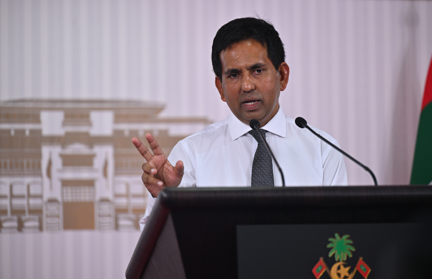 އިކޮނޮމިކް މިނިސްޓަރު މުހައްމަދު ސައީދު ނޫސްވެރިންނަށް މައުލޫމާތު ދެއްވަނީ-- ފޮޓޯ: ރައީސް އޮފީސް