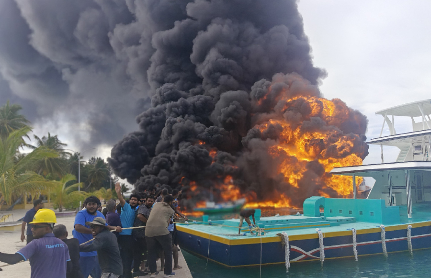 ފީއަލީ ފަޅުތެރޭގައި އަޅާފައި އޮތް ދޯންޏެއްގައި މިއަދު އަލިފާން ރޯވުމުން، އެ ނިއްވުމުގައި ބަޔަކު މަސައްކަތްކުރަނީ.-- ފޮޓޯ: މުހައްމަދު ފަޒީން