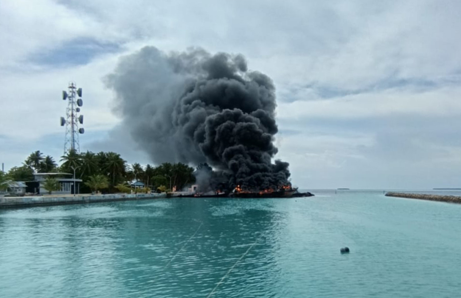 ފީއަލީ ފަޅުތެރޭގައި އަޅާފައި އޮތް ދޯނިތަކެއްގައި މިއަދު އަލިފާން ރޯވަނީ.-- ފޮޓޯ: މުހައްމަދު ފަޒީން