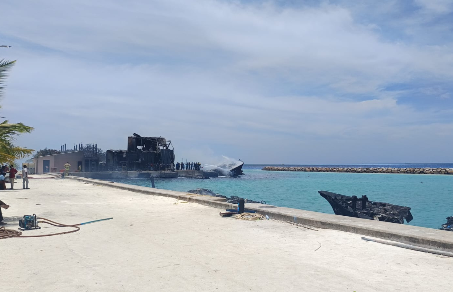 ފީއަލީ ފަޅުތެރޭގައި އަޅާފައި އޮތް ދޯނިތަކެއްގައި މިއަދު އަލިފާން ރޯވެ، ނިއްވާލެވުނުއިރު އެ އުޅަނދުތައް އަނދާފައި.- ފޮޓޯ: މުހައްމަދު ފަޒީން