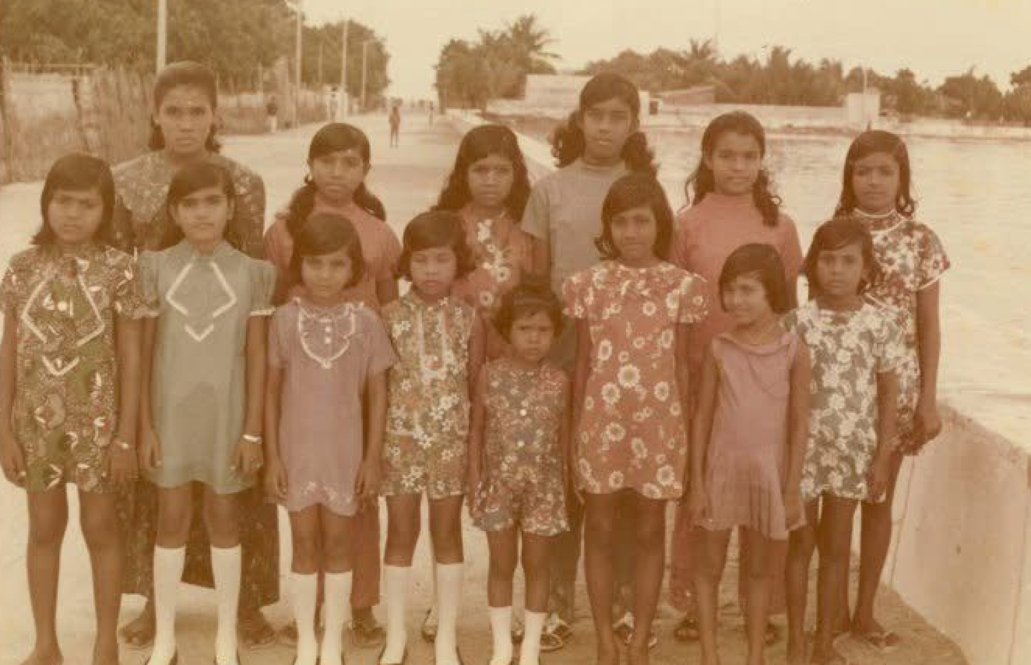 ޒަރީނާ އޭނާގެ ގޭގައި ކިޔަވަން ތިބި ކުދިންނާ އެކު ގްރޫޕް ފޮޓޯއެއްގައި.