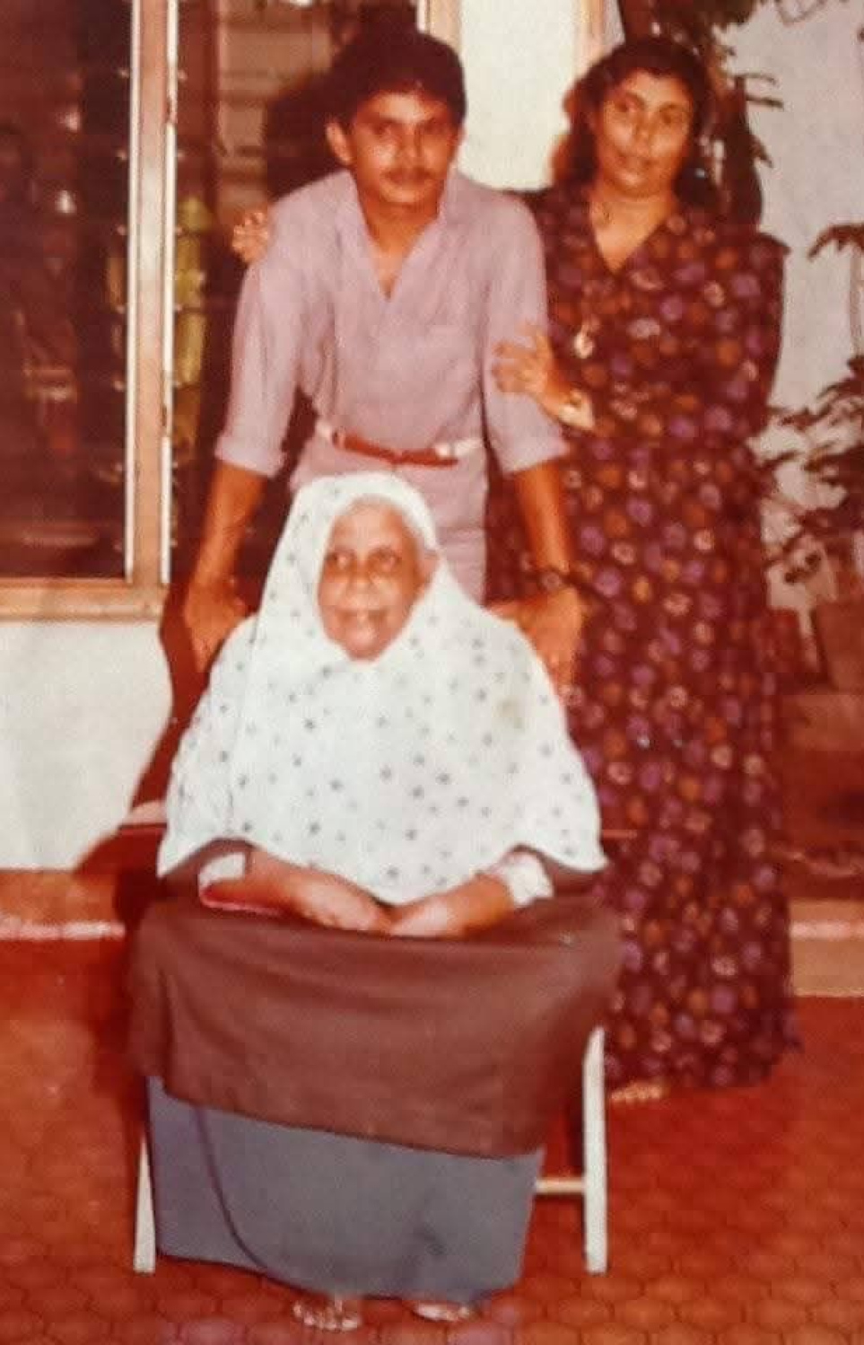 ޒަރީނާ (ކ) އޭނާގެ މަންމަ އާއި ޒުހައިރުއާ އެކު.