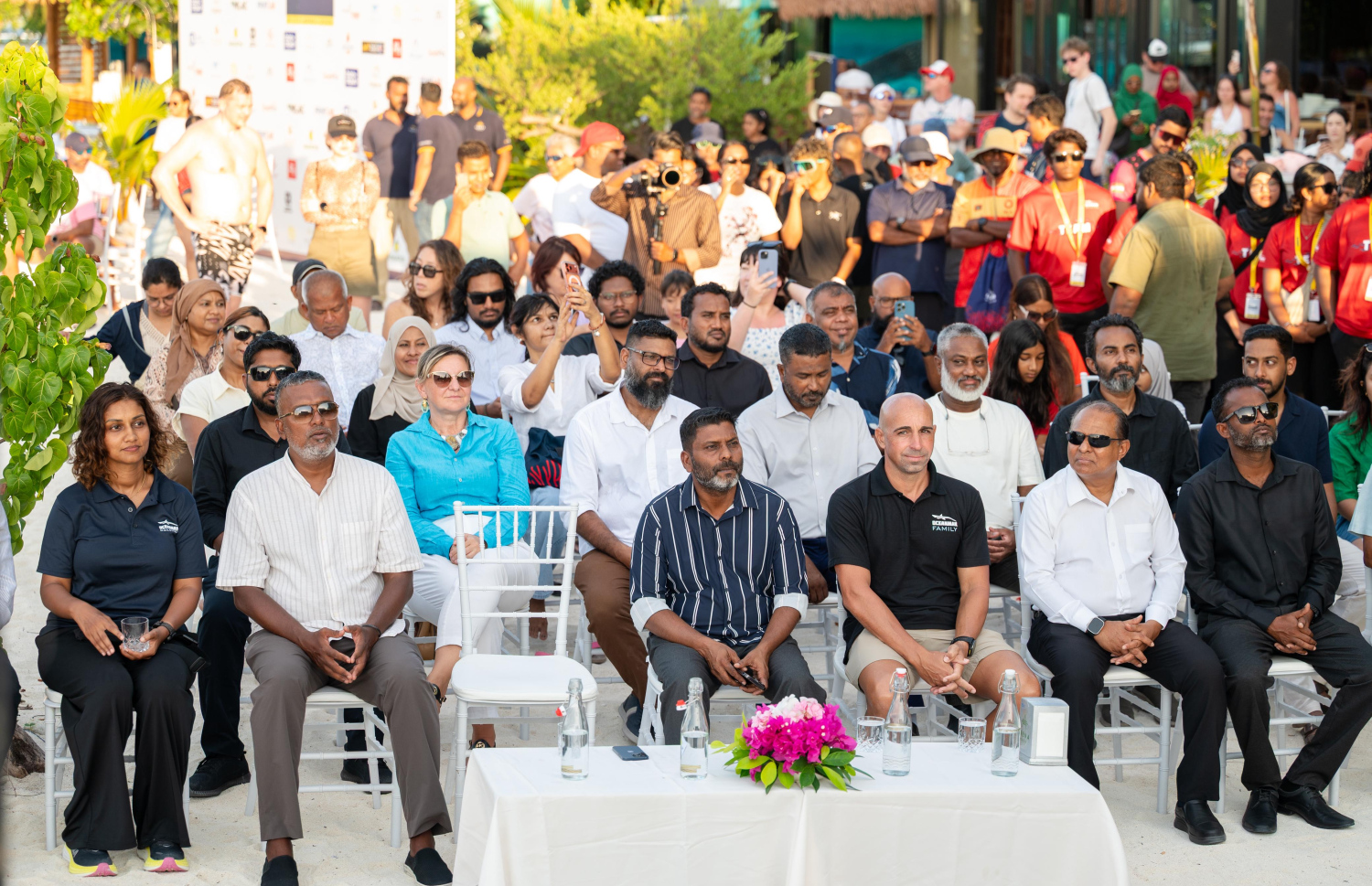 އޯޝަން މޭން މޯލްޑިވްސް މުބާރާތް ފެށުމަށް މިއަދު ހަވީރު މާފުށީގައި ބޭއްވި ހާއްސަ ރަސްމިއްޔާތުގައި ސްޕޯޓްސް މިނިސްޓަރު ރާފިއު އާއި އެހެން ބައެއް ބޭފުޅުން.---ފޮޓޯ: ފަޔާޒު މޫސާ| މިހާރު