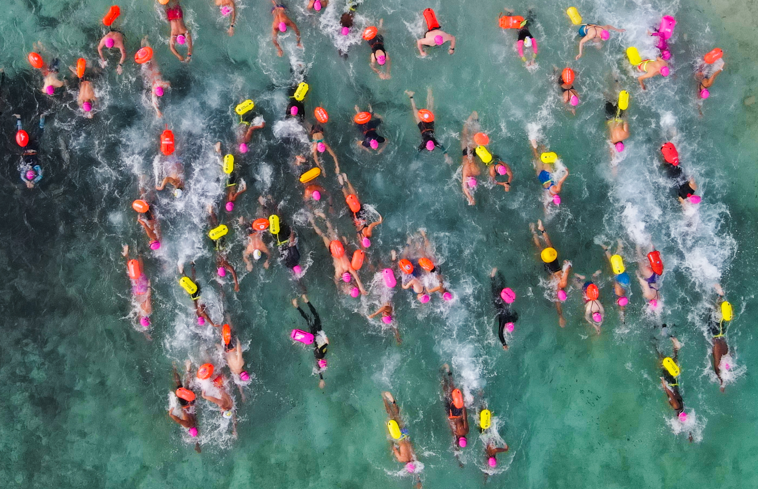 މާފުށީގައި މިހާރު ކުރިއަށް ގެންދާ "އޯޝަން މޭން މޯލްޑިވްސް"ގެ ސްޕްރިންޓްގައި ބައިވެރިވެފައިވާ ފެތުންތެރިން ފެތުން ފަށަނީ.--- ފޮޓޯ: ފަޔާޒު މޫސާ | މިހާރު