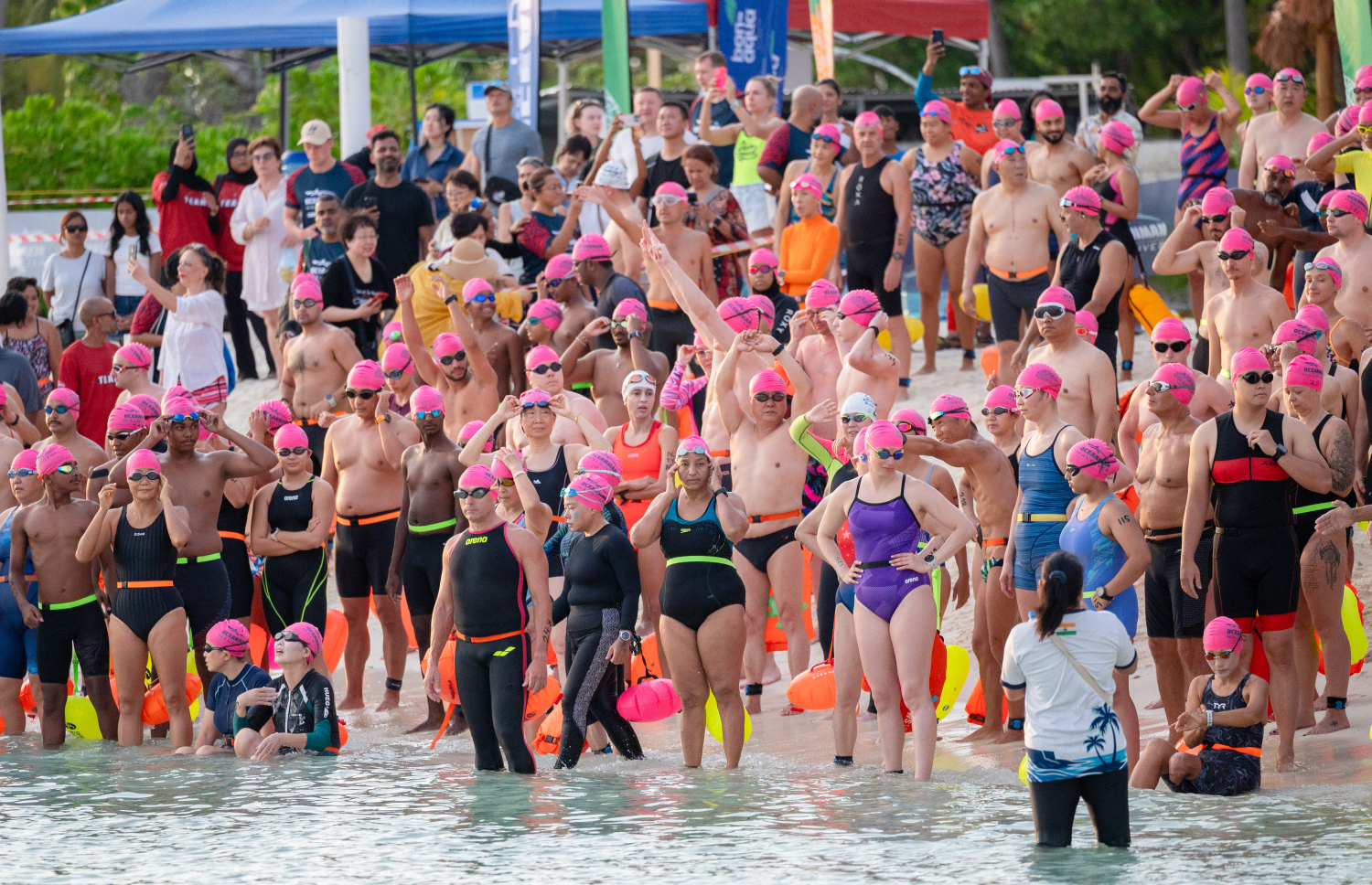 މާފުށީގައި މިހާރު ކުރިއަށް ގެންދާ "އޯޝަން މޭން މޯލްޑިވްސް"ގެ ސްޕްރިންޓްގައި ވާދަކުރާ ފެތުންތެރިން ބީޗުގައި: ފެތުމުގެ މި ބޮޑު މުބާރާތުގައި 40 ގައުމުން އެތުލީޓުން ވާދަކުރޭ.--- ފޮޓޯ: ފަޔާޒު މޫސާ | މިހާރު