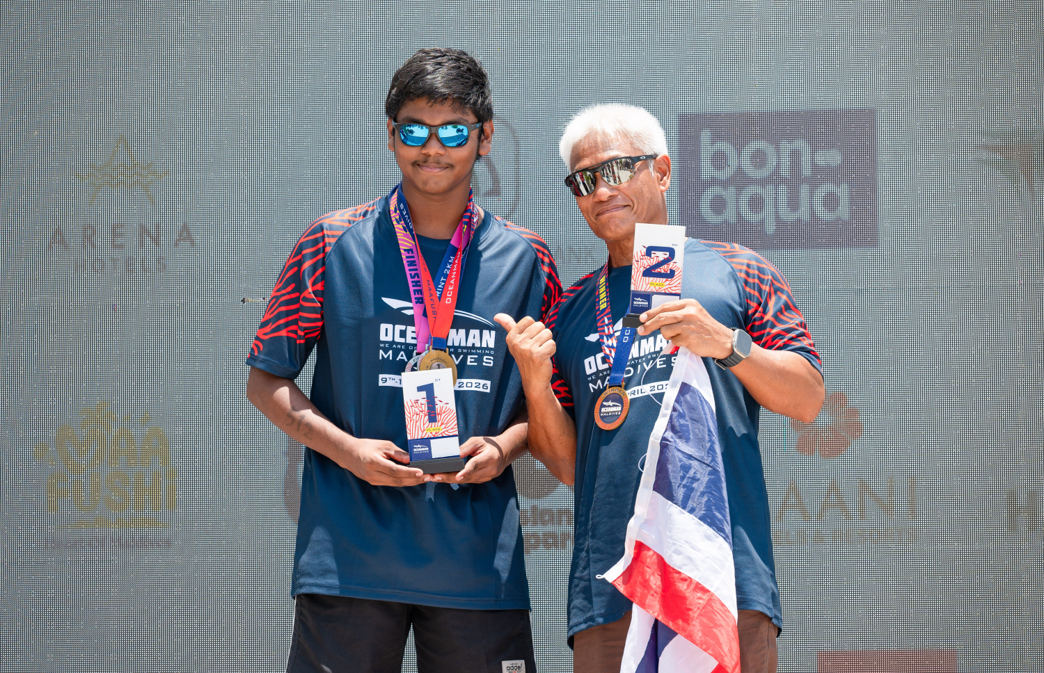 ރާއްޖޭގައި ފުރަތަމަ ފަހަރަށް ކުރިއަށް ގެންދާ ބައިނަލްއަގުވާމީ އޯޕަން ވޯޓާ ސްވިމިން މުބާރާތް މާފުށީގައި ކުރިއަށް ގެންދަނީ: "އޯޝަންމަން މޯލްޑިވްސް 2026" ގެ ސްޕްރިންޓް ކެޓަގަރީން އެއްވަނަ ހޯދި ދިވެހި ފެތުންތެރިޔާ ޔޫސުފް ޒިޔާން ޒާހިދު، ދެވަނަ ހޯދި ފެތުންތެރިޔާއާ އެކު ފޮޓޯއަކަށް ހުއްޓިލައިގެން.--- ފޮޓޯ: ފަޔާޒު މޫސާ | މިހާރު