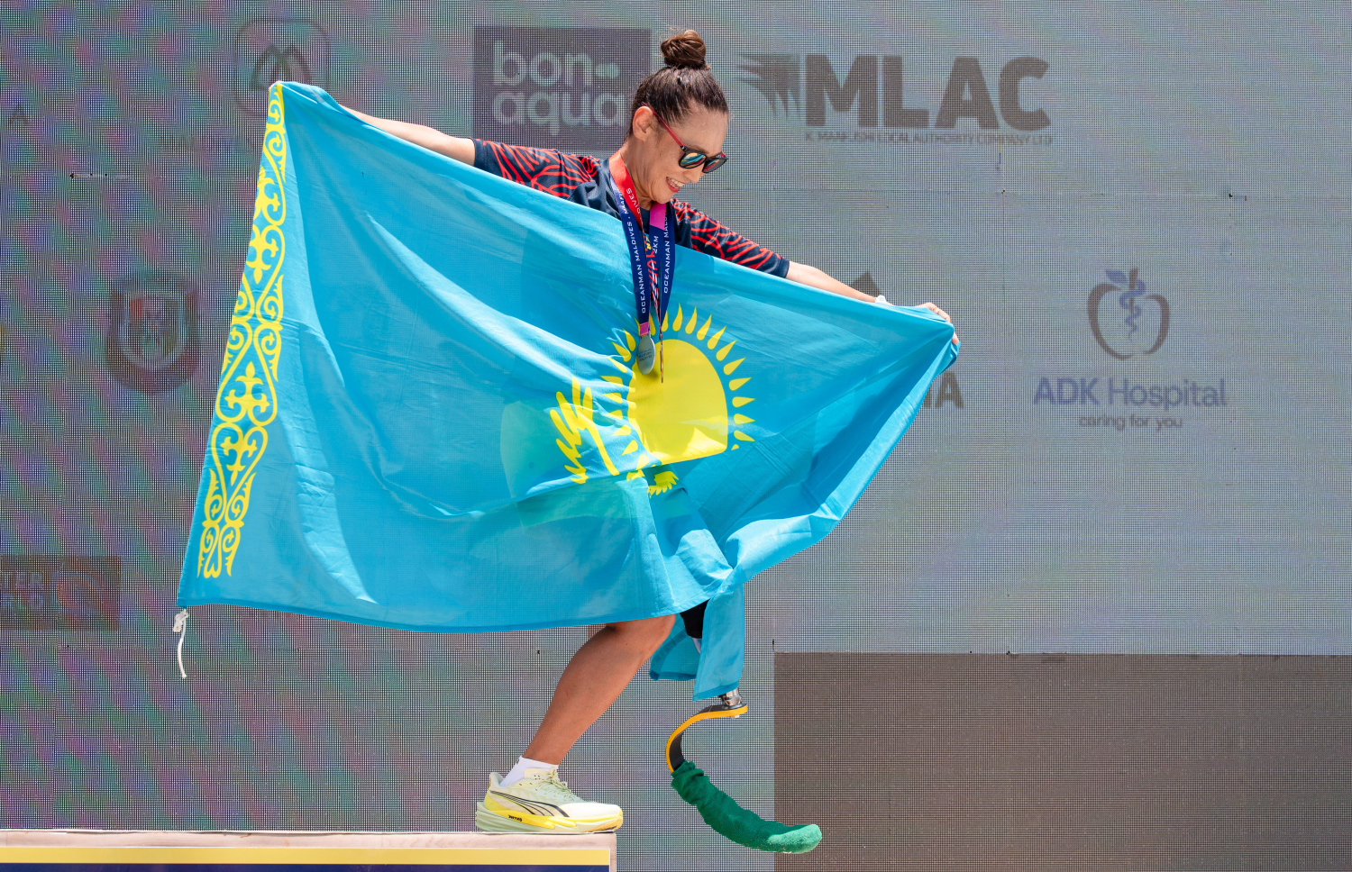 "އޯޝަން މޭން މޯލްޑިވްސް" ގައި ވާދަކުރި ބޭރުގެ ހާއްސަ އެހީއަށް ބޭނުންވާ މީހާ، އެވޯޑް ރަސްމިއްޔާތުގައި މެޑެލްއާ އެކު ސްޓޭޖުން ފައިބަނީ.--- ފޮޓޯ: ފަޔާޒު މޫސާ | މިހާރު