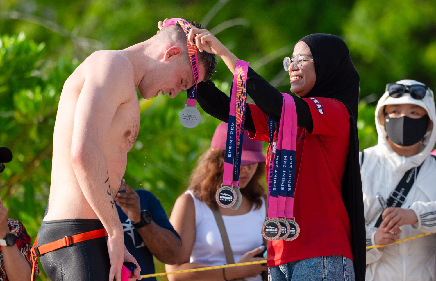 "އޯޝަން މޭން މޯލްޑިވްސް" ގައި ބައިވެރިވެ، ފެތުން ފުރިހަމަކުރި ފެތުންތެރިންނަށް މެޑެލް ހަވާލުކުރަނީ.--- ފޮޓޯ: ފަޔާޒު މޫސާ | މިހާރު