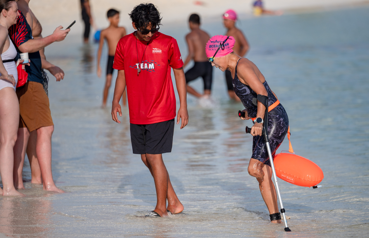 "އޯޝަން މޭން މޯލްޑިވްސް" ގައި ވާދަކުރާ ހާއްސަ އެހީއަށް ބޭނުންވާ، ރާއްޖެ އިން ބޭރުގެ މީހަކު ރޭސް ނިންމުމަށް ފަހު އެއްގަމަށް އަރަނީ.--- ފޮޓޯ: ފަޔާޒު މޫސާ | މިހާރު