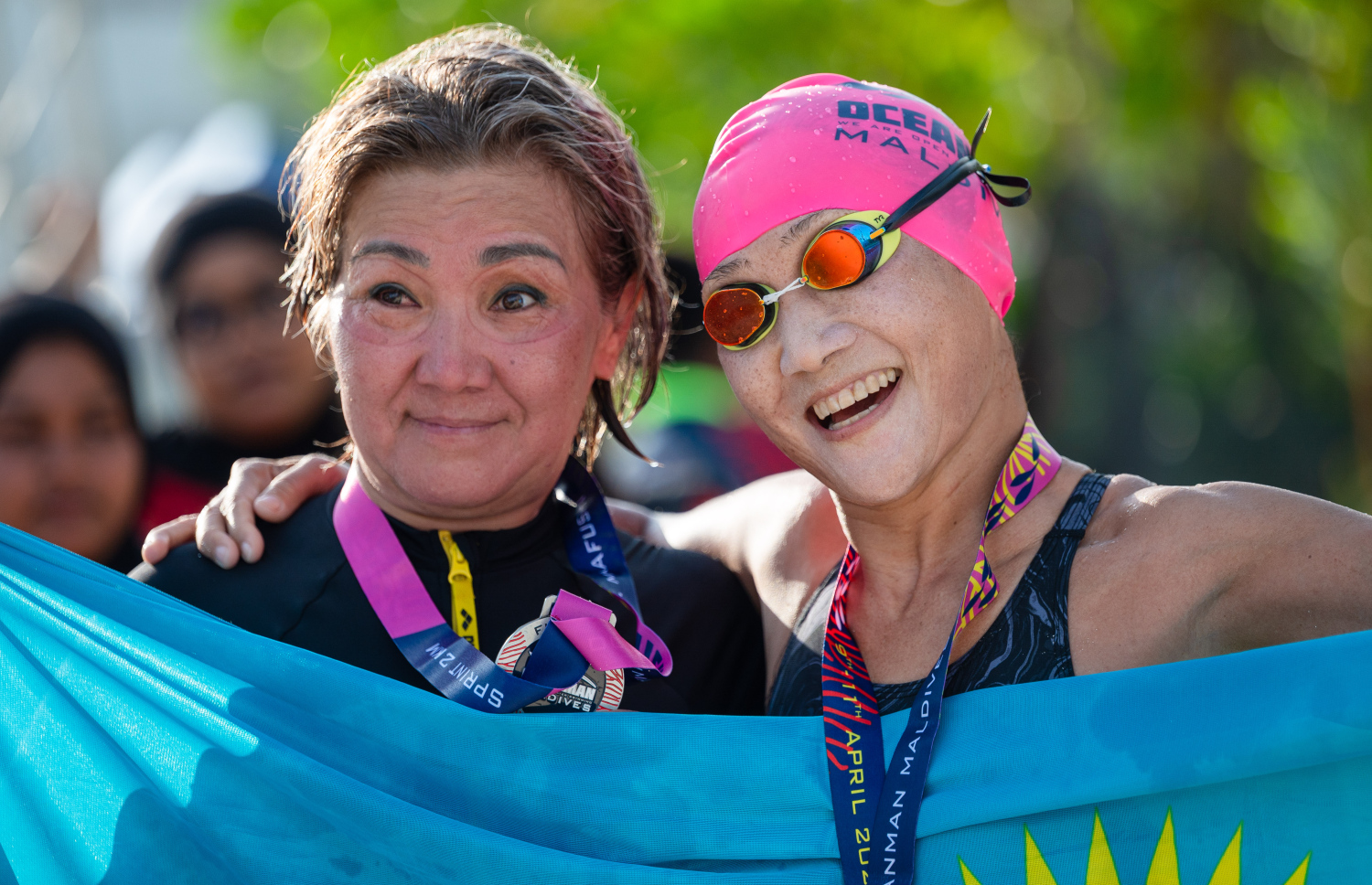 "އޯޝަން މޭން މޯލްޑިވްސް" ގައި ބައިވެރިވެ ރޭސް ނިންމި ބައެއް ފެތުންތެރިން ފޮޓޯއަކަށް ތައްޔާރުވެގެން.--- ފޮޓޯ: ފަޔާޒު މޫސާ | މިހާރު