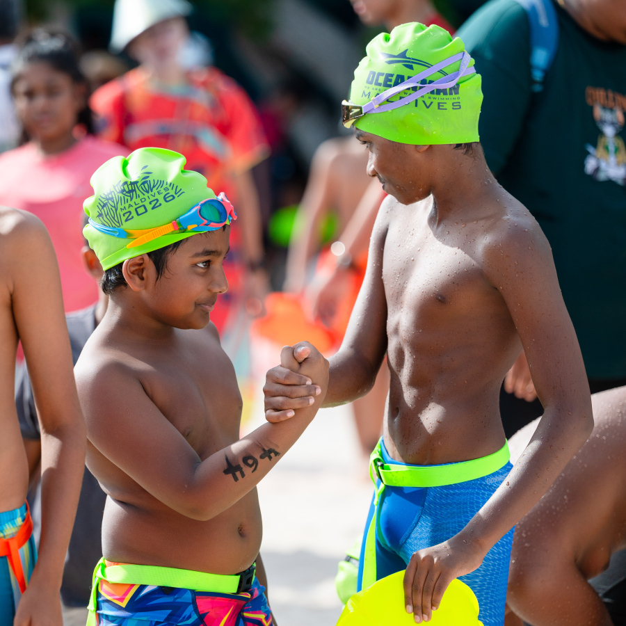 ދުނިޔޭގެ މަޝްހޫރު އޯޕަން ވޯޓާ ސްވިމިން ފްރެންޗައިސް "އޯޝަން މޭން ގްލޯބަލް" އާ ގުޅިގެން ރާއްޖޭގައި މިހާރު ކުރިއަށް ގެންދާ "އޯޝަން މޭން މޯލްޑިވްސް"ގެ އޯޝަން ކިޑްސްގެ އުމުރުފުރާގެ ފެތުންތެރިން ތައްޔާރަށް އަދި ބައެއް ދިވެހި ފެތުންތެރިން މާފުށީ ބީޗުގައި.--- ފޮޓޯ: ފަޔާޒު މޫސާ | މިހާރު