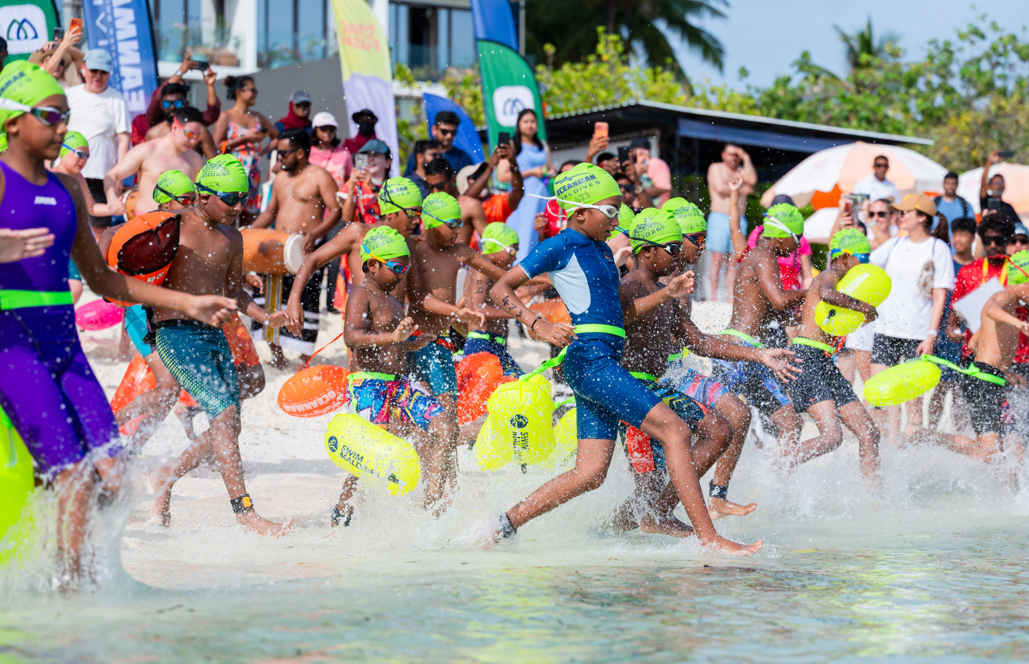 މާފުށީގައި ކުރިއަށް ގެންދާ "އޯޝަން މޭން މޯލްޑިވްސް"ގެ އޯޝަން ކިޑްސްގައި ވާދަކުރާ ފެތުންތެރިންގެ ފެތުން ފަށަނީ.--- ފޮޓޯ: ފަޔާޒު މޫސާ | މިހާރު