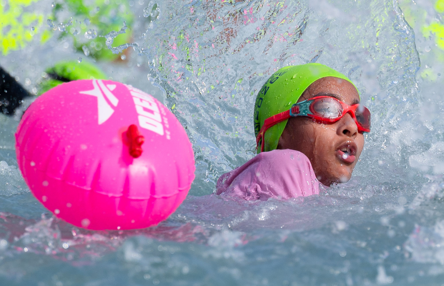 ދުނިޔޭގެ މަޝްހޫރު އޯޕަން ވޯޓާ ސްވިމިން ފްރެންޗައިސް "އޯޝަން މޭން ގްލޯބަލް" އާ ގުޅިގެން ރާއްޖޭގައި މިހާރު ކުރިއަށް ގެންދާ "އޯޝަން މޭން މޯލްޑިވްސް"ގައި ވާދަކުރާ ފެތުންތެރިއަކު ފަތަނީ: މި ހަރަކާތް ކުރިއަށް ގެންދަނީ ރާއްޖޭގެ "ގެސްޓް ހައުސް އައިލެންޑް" މާފުށީގައި.- -- ފޮޓޯ: ފަޔާޒު މޫސާ | މިހާރު