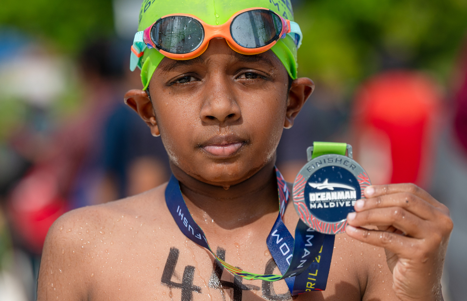 "އޯޝަން މޭން ގްލޯބަލް" އާ ގުޅިގެން ރާއްޖޭގައި މިހާރު ކުރިއަށް ގެންދާ "އޯޝަން މޭން މޯލްޑިވްސް"ގެ އޯޝަން ކިޑްސްގައި ވާދަކުރި ކުއްޖަކު މެޑެލްއާއެކު ފޮޓޯއަކަށް ހުއްޓިލައިގެން.--- ފޮޓޯ: ފަޔާޒު މޫސާ | މިހާރު