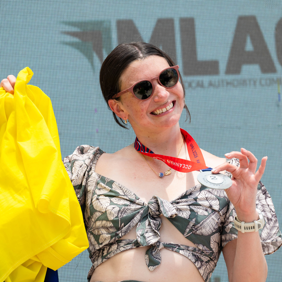 "އޯޝަން މޭން މޯލްޑިވްސް" ގައި ބައިވެރިވެ، ރޭސް ނިންމި ފެތުންތެރިއަކު މެޑެލްއާ އެކު ފޮޓޯއަކަށް ހުއްޓިލައިގެން.--- ފޮޓޯ: ފަޔާޒު މޫސާ | މިހާރު