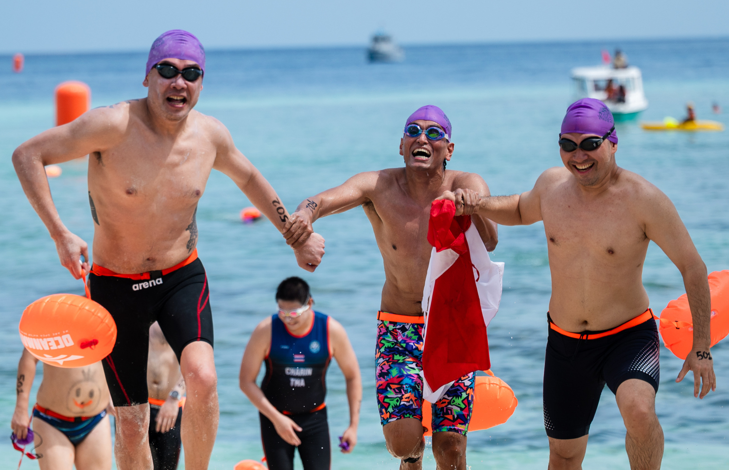 "އޯޝަން މޭން މޯލްޑިވްސް" ގައި ޓީމް އިވެންޓްގައި ވާދަކުރި ޓީމުގެ ފެތުންތެރިން ރޭސް ނިންމުމަށް ފަހު އުފާފާޅުކުރަނީ.--- ފޮޓޯ: ފަޔާޒު މޫސާ | މިހާރު