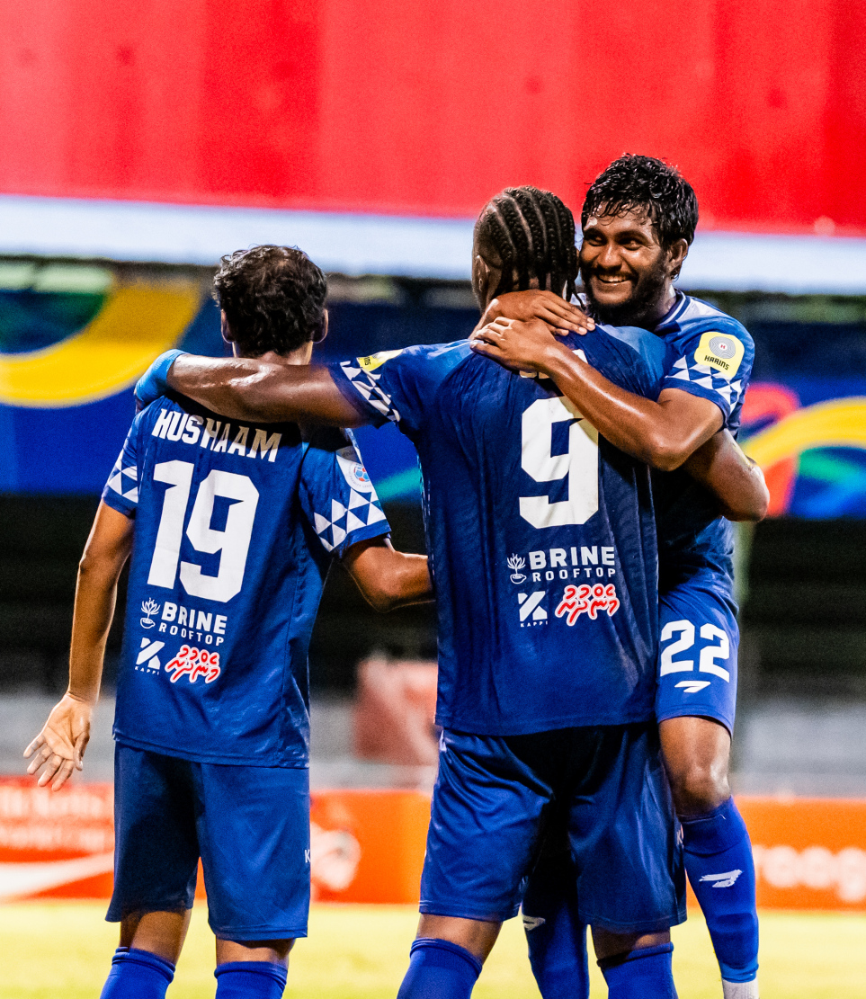 ނިއުގެ ފަހު ލަނޑު ޖެހުމަށް ފަހު ކުޅުންތއެރިން އުފާފާޅުކުރަނީ.-- ފޮޓޯ: ސިޑިބަރި