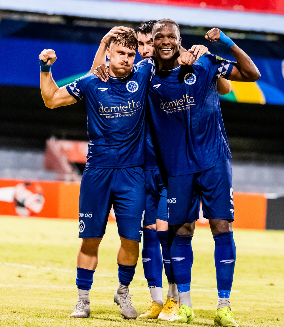 ނިއުގެ ފަހު ލަނޑު ޖެހުމަށް ފަހު ކުޅުންތއެރިން އުފާފާޅުކުރަނީ.-- ފޮޓޯ: ސިޑިބަރި