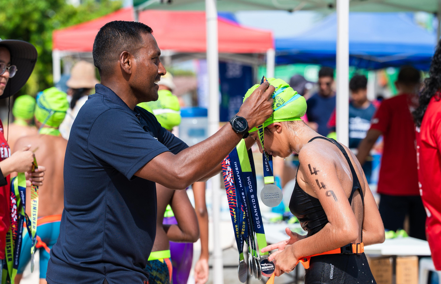 އޯޝަންމޭން މޯލްޑިވްސްގެ ހަރަކާތަކުން ވަނައަކަށް ދިޔަ އެތުލީޓަކާ ޝަމީމް މެޑަލް ހަވާލު ކޮށްދެއްވަނީ.---ފޮޓޯ: ފަޔާޒު މޫސާ| މިހާރު