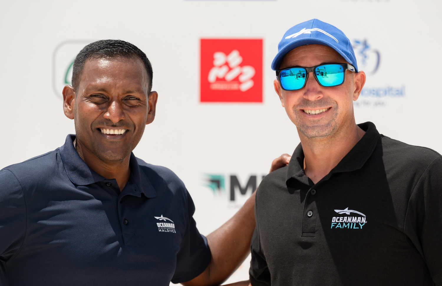 އޯޝަން މޭން ގްލޯބަލްގެ ރީޖަނަލް ޑައިރެކްޓަރު ހޯޒޭ (ކ) އާއި އޯޝަން މޭން މޯލްޑިވްސް އިންތިޒާމު ކުރާ ސްވިމް މޯލްޑިވްސްގެ ޑައިރެކްޓަރު ޝަމީމް.--- ފޮޓޯ: ފަޔާޒު މޫސާ | މިހާރު