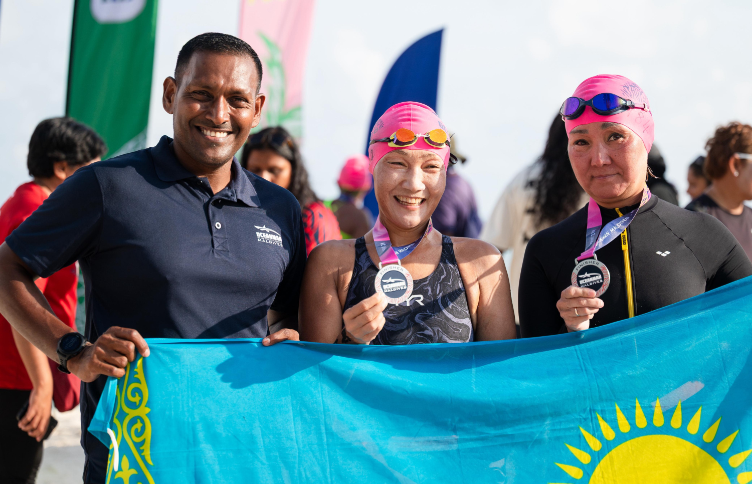 މާފުށީގައި މިހާރު ކުރިއަށް ގެންދާ އޯޝަންމޭން ހަރަކާތުގެ ބައެއް އެތުލީޓުންނާ އެކު ޝަމީމް ފޮޓޯއަކަށް ތައްޔާރުވެގެން.---ފޮޓޯ: ފަޔާޒު މޫސާ| މިހާރު