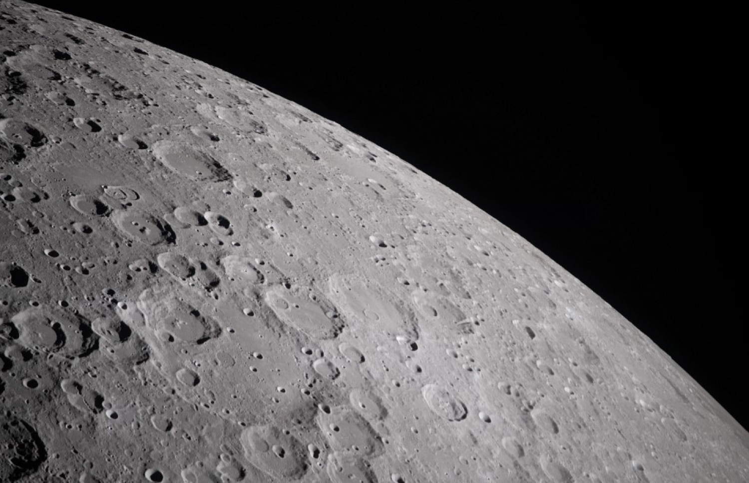 އާޓެމިސް 2 އިން ނަގާފައިވާ ހަނދުގެ ސާފު ފޮޓޯއެއް.