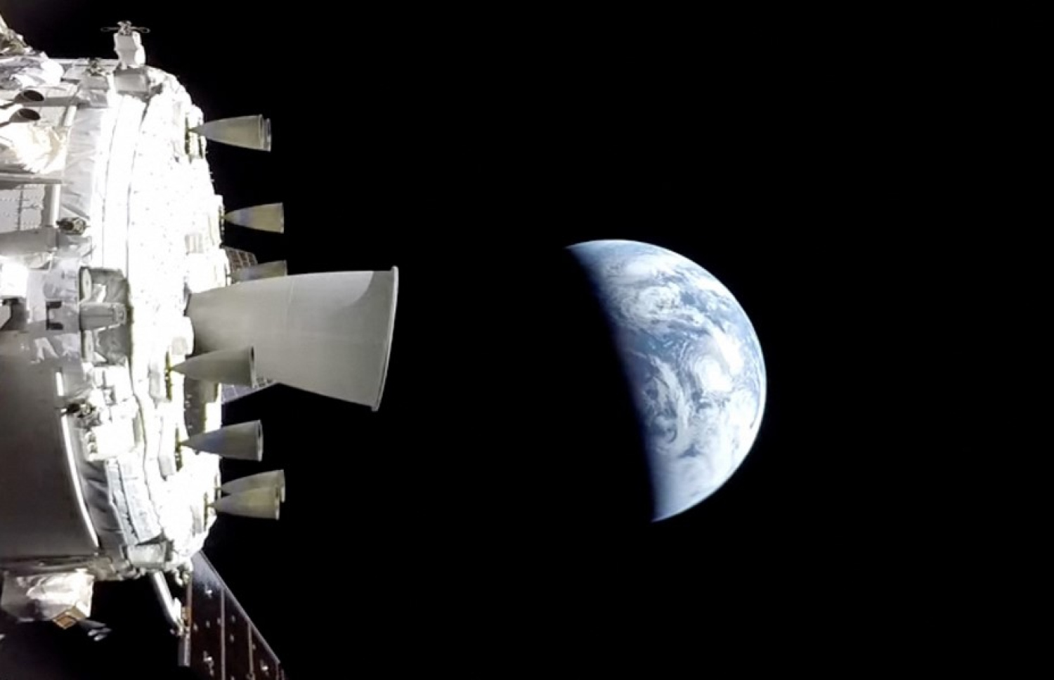 އާޓެމިސް 2 ގައި ނަގާފައިވާ މި ފޮޓޯގައި ކަނާތްފަރާތުން އެ ފެންނަނީ ދުނިޔެ. -- ނާސާ