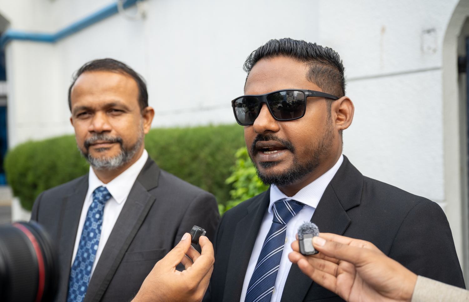 ސިނާންގެ ގޮނޑި ގެއްލިފައިވާ ކަމަށް ކަނޑައަޅަން ހުށަހެޅި މައްސަލާގެ ވަކީލުން މިއަދުގެ ހުކުމަށްފަހު ނޫސްވެރިންނާ ވާހަކަ ދައްކަވަނީ --- މިހާރު ފޮޓޯ/ނިޝާން އަލީ