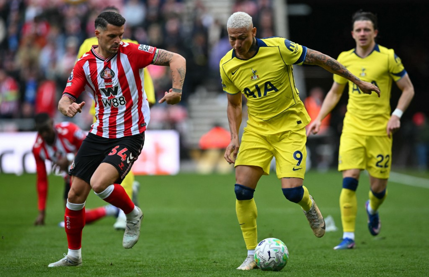 ޓޮޓެންހަމާއި ސަންޑަލެންޑް ބައްދަލުކުރި މެޗުގެ ތެރެއިން.-- ފޮޓޯ: އޭއެފްޕީ