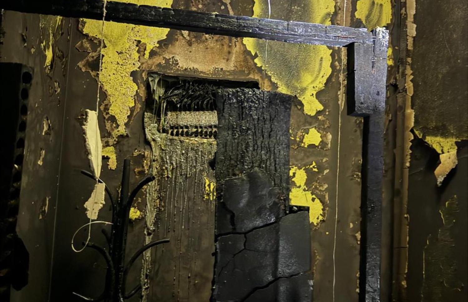 ހުރާގައި ރޭ ހިނގި އަލިފާނުގެ ހާދިސާގައި ރޯވި ނޫފަރުގޭގެ ކޮޓަރިއެއް-- ފޮޓޯ: އެންޑީއެމްއޭ