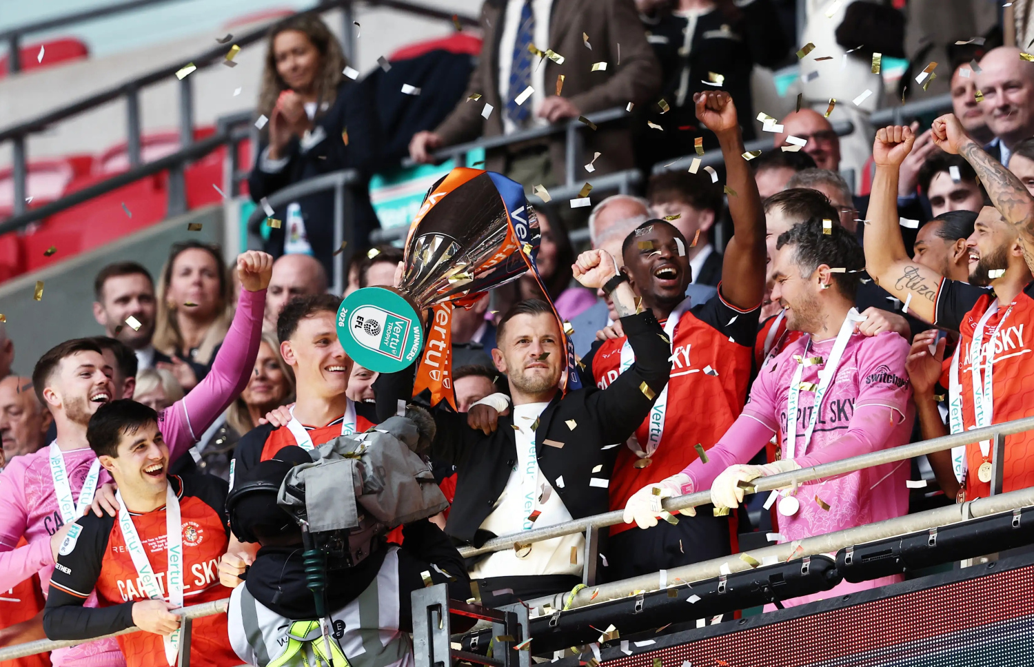 ވިލްޝެއާ، ލޫޓަންގެ ކުޅުންތެރިންނާ އެކު ތަށި އުފުލާލަނީ.-- ފޮޓޯ: ގެޓީ އިމޭޖަސް