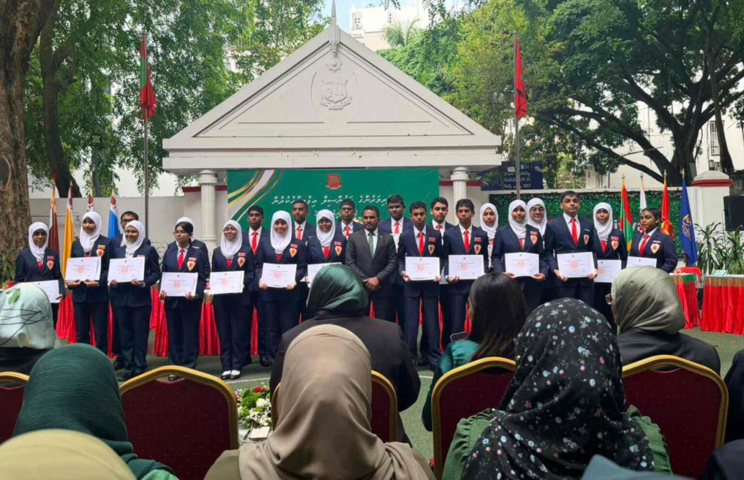 މަޖީދިއްޔާ ސްކޫލުގެ އިސް މަގާމުތަކުގެ ދަރިވަރުން ހުވާ ކުރުމަށް އިއްޔެ ބޭއްވި ރަސްމިއްޔާތުގައި--