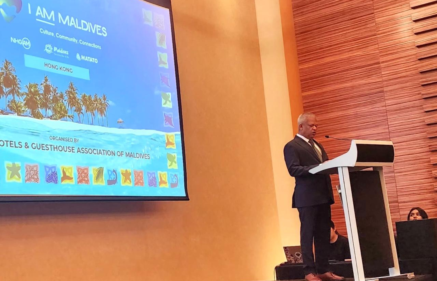 އެންއެޗްޖީއޭއެމް އިން ހޮންކޮންގްގައި ކުރިއަށް ގެންދާ ރޯޑްޝޯ ފެށުމުގެ ރަސްމިއްޔާތުގައި އެ ޖަމިއްޔާގެ ރައީސް އަބްދުﷲ ވާހަކަ ދައްކަވަނީ.--- ފޮޓޯ: އެންއެޗްޖީއޭއެމް