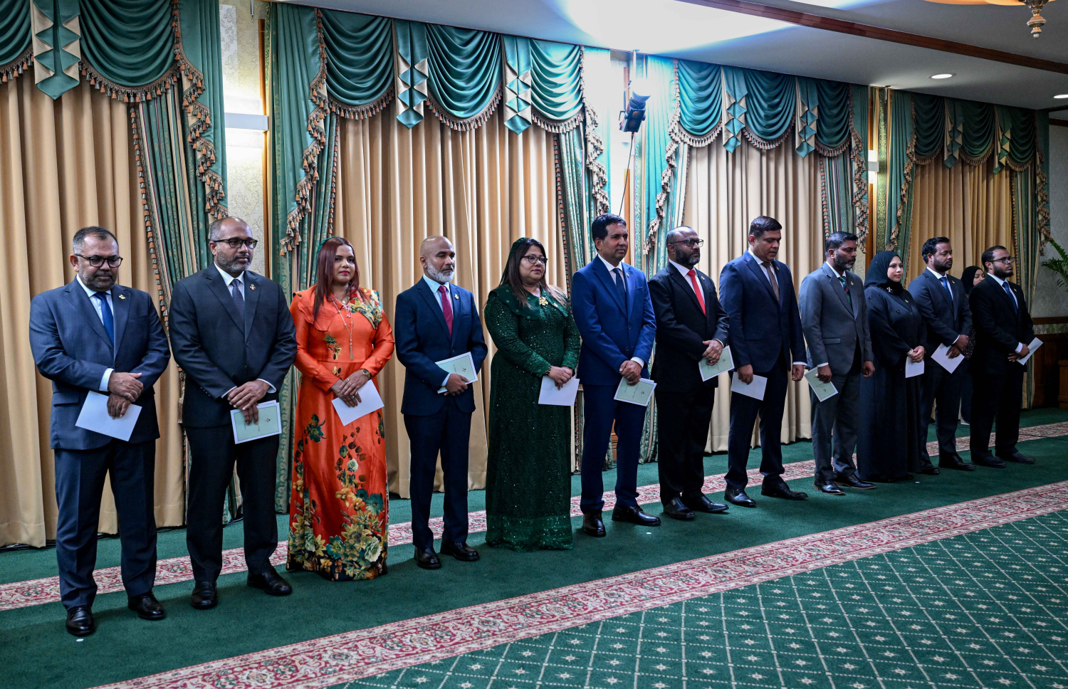 މިއަދު މަގާމުގެ ހުވާ ކުރެއްވި 12 ވަޒީރުން: މިނިސްޓްރީތަކުގެ މެންޑޭޓް ބަދަލުކޮށް، ޖުމްލަ 15 މިނިސްޓްރީ އަށް މިއަދު ވަނީ މަދުކޮށްފައި.--- ފޮޓޯ: ރައީސް އޮފީސް