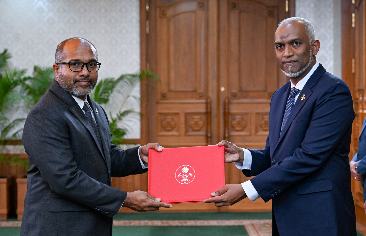 ހޯމްލޭންޑް، ސެކިއުރިޓީ ލޭބާ އެންޑް ޓެކްނޮލޮޖީ މިނިސްޓަރަކަށް އަލީ އިހުސާން އައްޔަން ކުރައްވައި އޭނާއާ މަގާމުގެ ލިޔުން ރައީސް މުއިއްޒު މިއަދު ހަވާލުކުރައްވަނީ.--- ފޮޓޯ: ރައީސް އޮފީސް