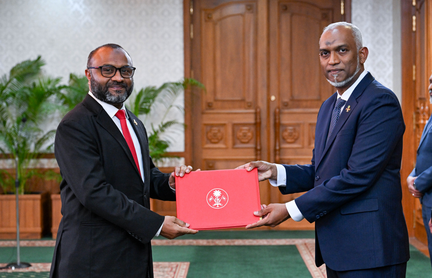 އިސްލާމިކް އެފެއާޒް އެންޑް އެންޑައުމަންޓްސް މިނިސްޓަރަކަށް ޑރ. މުހައްމަދު ޝަހީމް އަލީ ސައީދު އައްޔަން ކުރައްވައި އޭނާއާ މަގާމުގެ ލިޔުން ރައީސް މުއިއްޒު މިއަދު ހަވާލު ކުރައްވަނީ.--- ފޮޓޯ: ރައީސް އޮފީސް