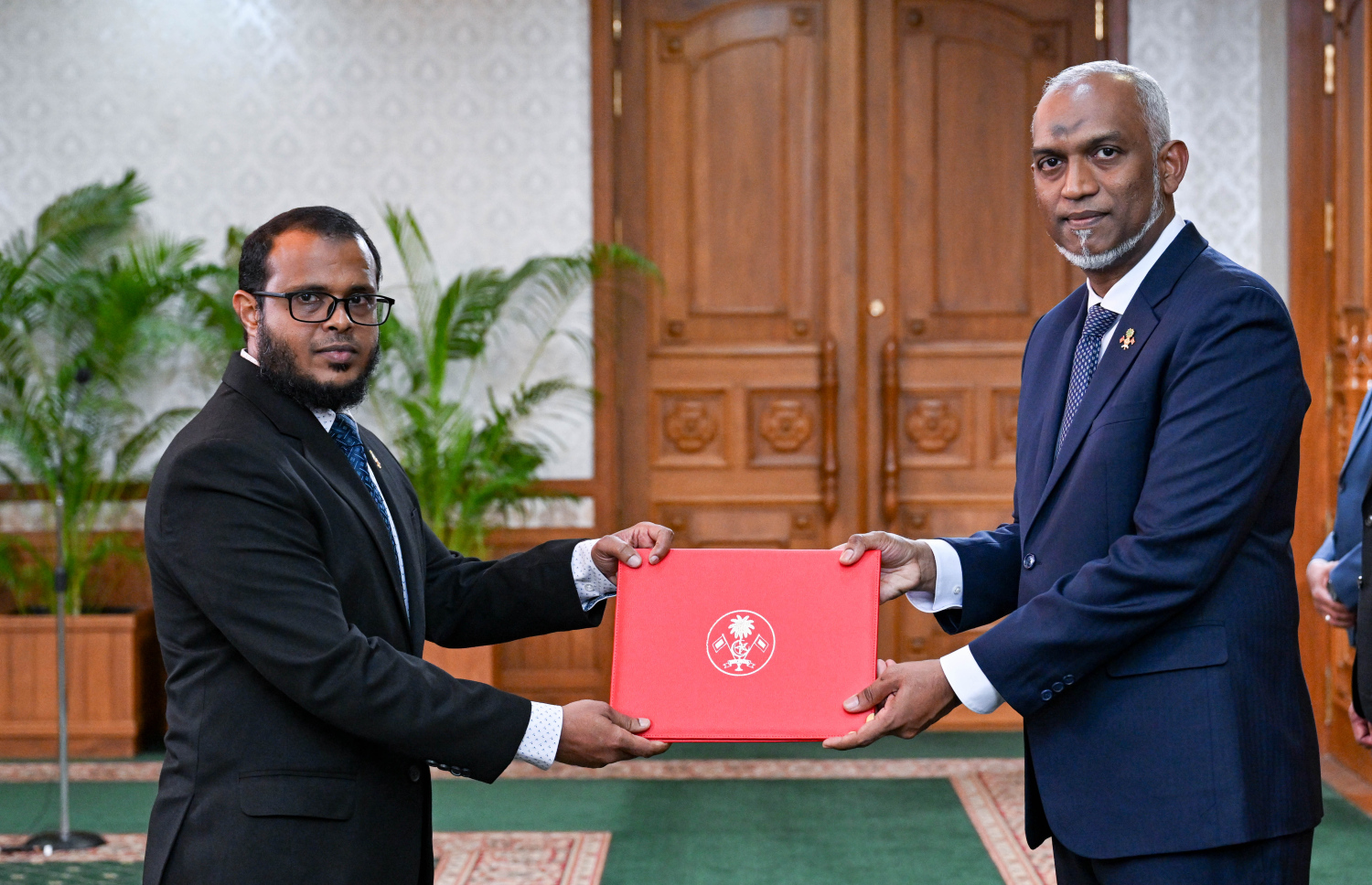 ކްލައިމެޓް ޗޭންޖް، އެންވަޔަރަންމަންޓް އެންޑް އެނާޖީ މިނިސްޓަރަކަށް އަލީ ޝަރީފް އައްޔަން ކުރައްވައި އޭނާއާ ރައީސް މުއިއްޒު މަގާމުގެ ލިޔުން މިއަދު ހަވާލުކޮށްދެއްވަނީ.--- ފޮޓޯ: ރައީސް އޮފީސް