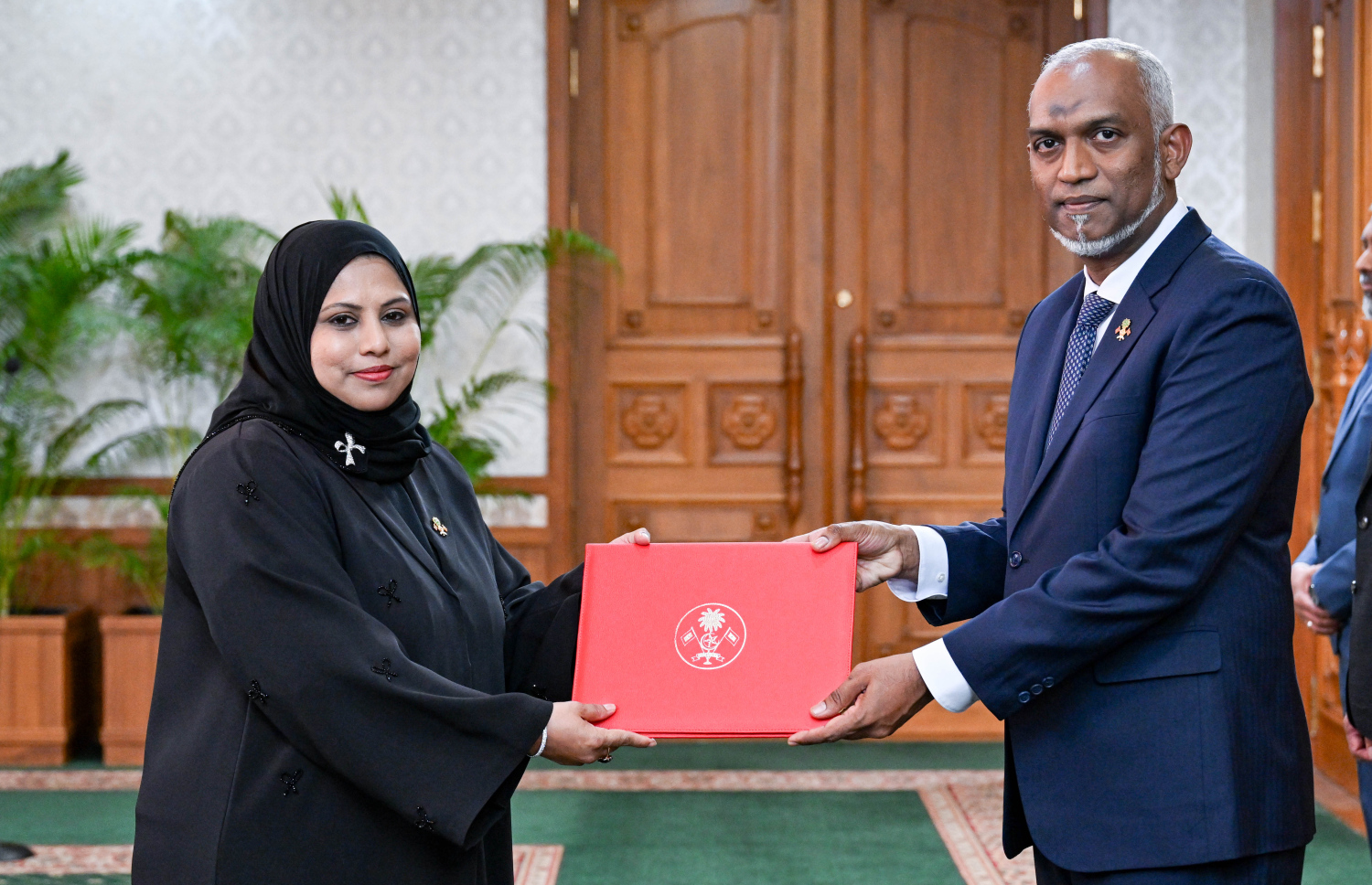 އާޓްސް، ކަލްޗާ އެންޑް ހެރިޓޭޖް މިނިސްޓަރަކަށް ހީނާ ވަލީދު އައްޔަން ކުރައްވައި އޭނާއާ މަގާމުގެ ލިޔުން ރައީސް މުއިއްޒު މިއަދު ހަވާލުކޮށްދެއްވަނީ.--- ފޮޓޯ: ރައީސް އޮފީސް