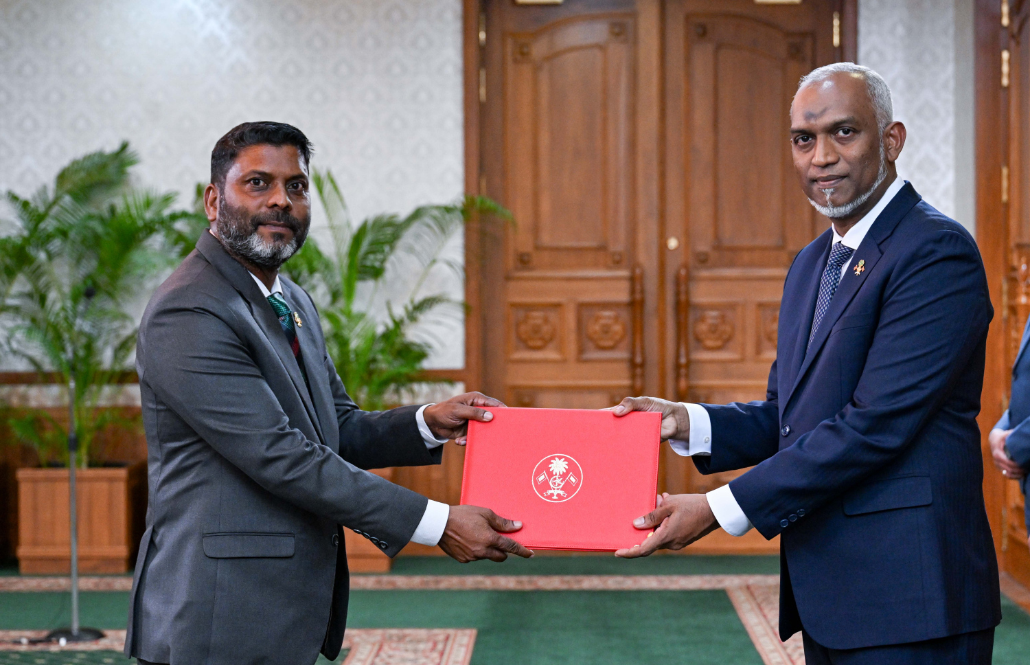 ޔޫތު އެމްޕަވާމަންޓް، ސްޕޯޓްސް އެންޑް ފިޓްނަސް މިނިސްޓަރަކަށް އައްޔަން ކުރެއްވި އަބްދުﷲ ރާފިއުއާ ރައީސް މުއިއްޒު މަގާމުގެ ލިޔުން މިއަދު ހަވާލު ކުރައްވަނީ.--- ފޮޓޯ: ރައީސް އޮފީސް