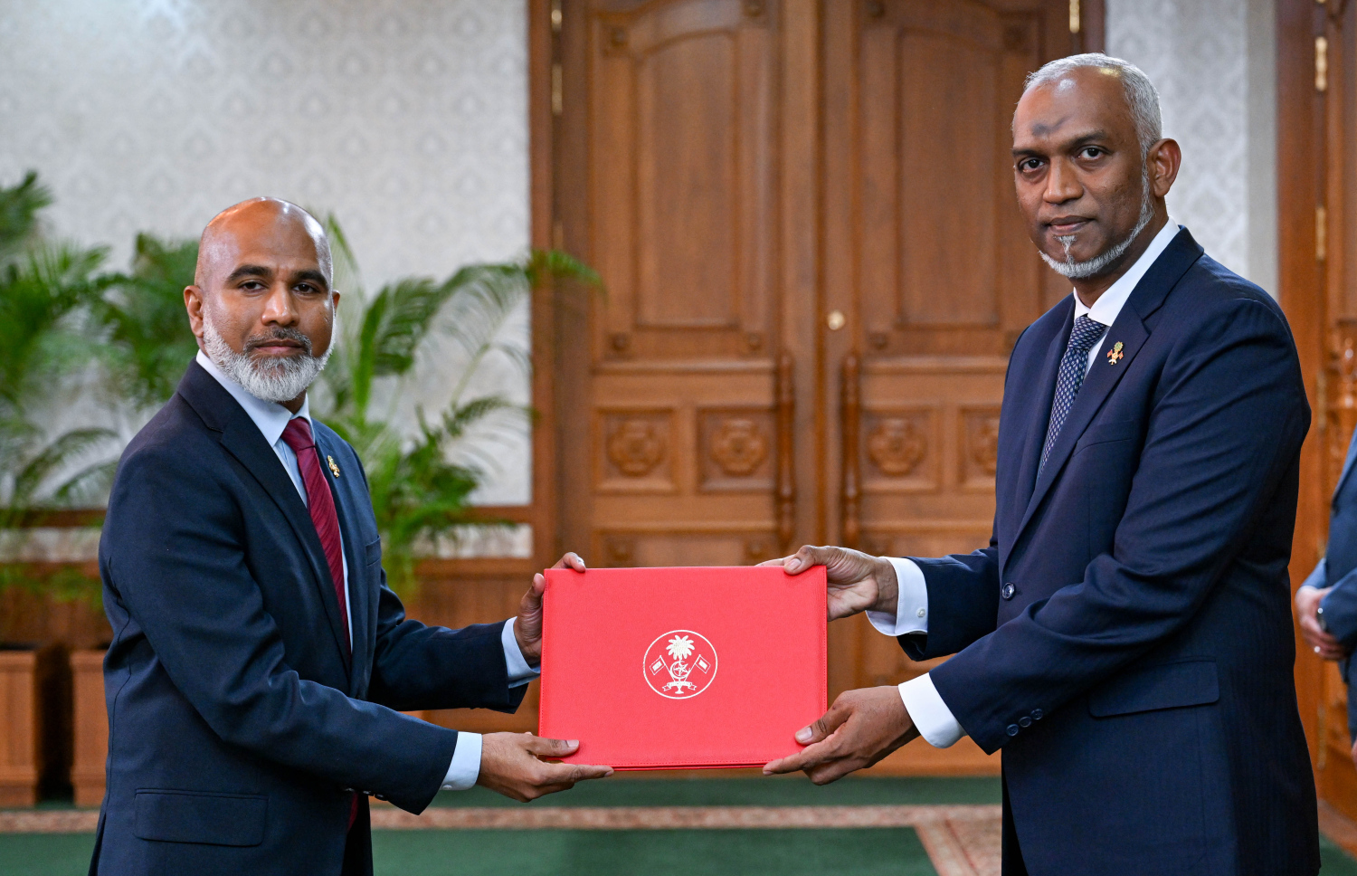 އެޑިއުކޭޝަން، ހަޔާ އެޑިޔުކޭޝަން އެންޑް ސްކިލްސް ޑިވެލޮޕްމަންޓް މިނިސްޓަރު ޑރ. އިސްމާއިލް ޝަފީއު އައްޔަން ކުރައްވައި އޭނާއާ ރައީސް މުއިއްޒު މިއަދު މަގާމުގެ ލިޔުން ހަވާލު ކޮށްދެއްވަނީ. --- ފޮޓޯ: ރައީސް އޮފީސް