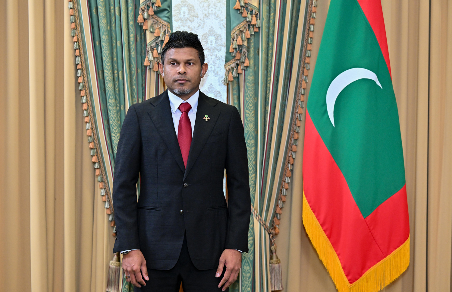 ކެބިނެޓުގެ މެންބަރުންގެ އަދަދު 20 އިން 15 އަށް މަދުކުރައްވައި، އަލަށް އައްޔަނުކުރެއްވި 12 މިނިސްޓަރުން މަގާމުގެ ހުވާކުރެއްވުމަށް ބޭއްވި ރަސްމިއްޔާތުގައި ނައިބް ރައީސް ހުސެއިން މުހައްމަދު ލަތީފު ބައިވެރިވެވަޑައިގަންނަވަނީ.--- ފޮޓޯ؛ ރައީސް އޮފީސް