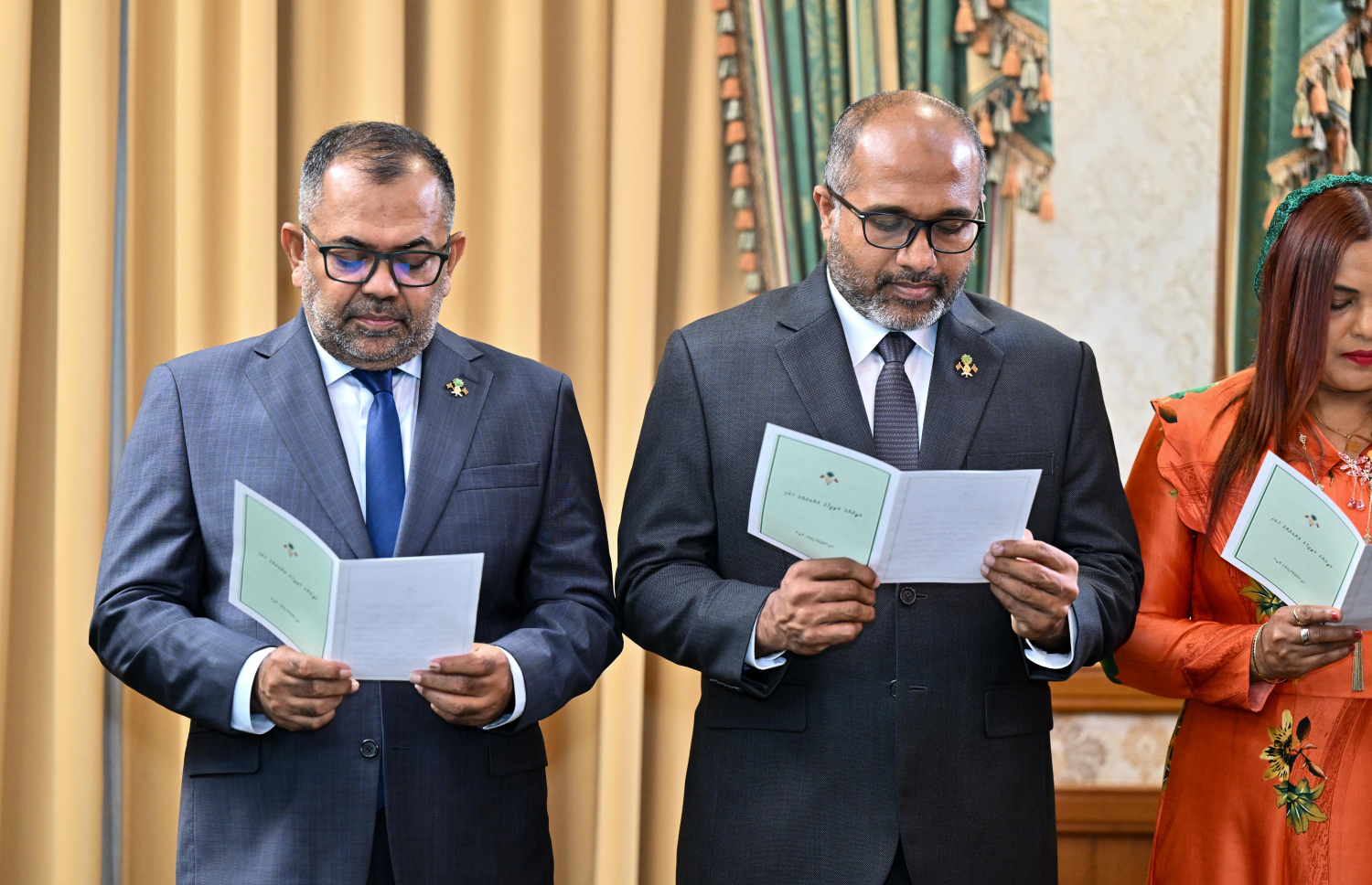 ފިނޭންސް އެންޑް ޕަބްލިކް އެންޓަޕްރައިސަސް މިނިސްޓަރުކަމަށް އައްޔަން ކުރެއްވި މޫސާ ޒަމީރާއި ހޯމްލޭންޑް، ސެކިއުރިޓީ ލޭބާ އެންޑް ޓެކްނޮލޮޖީ މިނިސްޓަރަކަށް އައްޔަން ކުރެއްވި އަލީ އިހްސާން މަގާމުގެ ހުވާ ކުރައްވަނީ.--- ފޮޓޯ: ރައީސް އޮފީސް