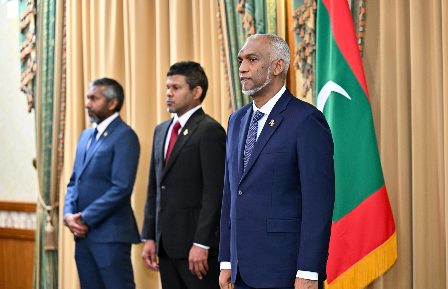 ކެބިނެޓް އަލުން އެކުލަވާލައި، މިނިސްޓަރުން ހުވާކުރެއްވުމަށް ބޭއްވި ރަސްމިއްޔާތުގައި ރައީސް މުއިއްޒާއި ނައިބު ރައީސް ހުސައިން ބައިވެރިވެވަޑައިގަންނަވަނީ.--- ފޮޓޯ: ރައީސް އޮފީސް