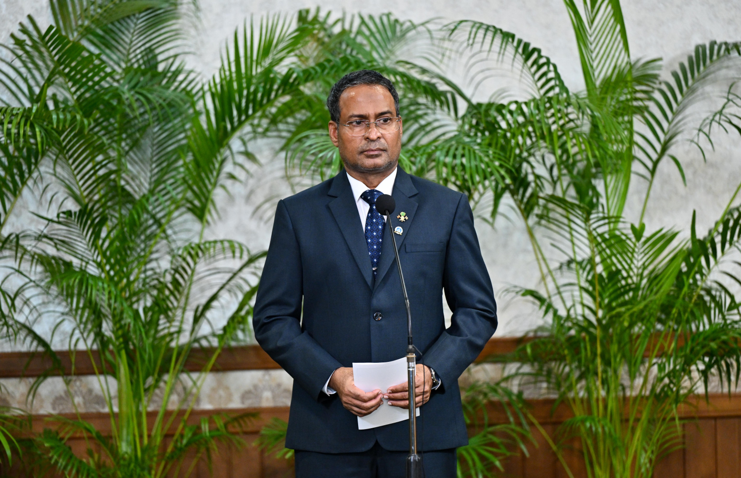 ކެބިނެޓުގެ މެންބަރުންގެ އަދަދު 15 އަށް މަދުކުރައްވައި، އަލަށް އައްޔަނުކުރެއްވި 12 މިނިސްޓަރުން މަގާމުގެ ހުވާކުރެއްވުމަށް ބޭއްވި ރަސްމިއްޔާތުގައި އުއްތަމަ ފަނޑިޔާރު އަބްދުލްޣަނީ މުހައްމަދު ހުވާލައިދެއްވަނީ.--- ފޮޓޯ؛ ރައީސް އޮފީސް