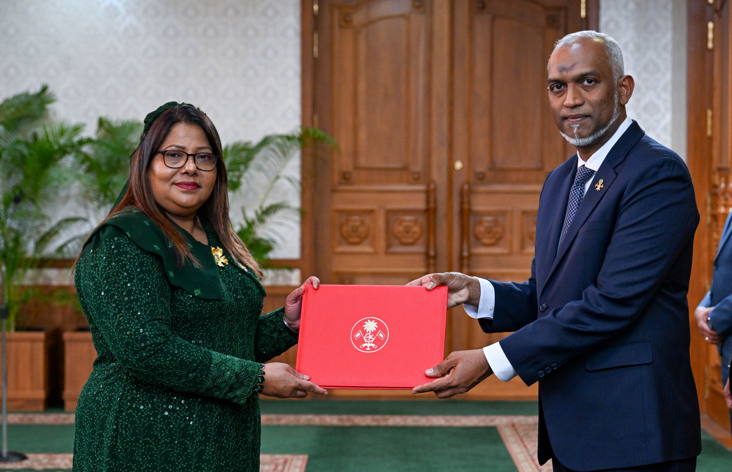 ހެލްތު ފެމިލީ އެންޑް ވެލްފެއާ މިނިސްޓަރަކަށް ގީލާ އަލީ އައްޔަން ކުރައްވައި، އޭނާއާ މަގާމުގެ ލިޔުން ރައީސް މުއިއްޒު ހަވާލުކުރައްވަނީ.--- ފޮޓޯ: ރައީސް އޮފީސް